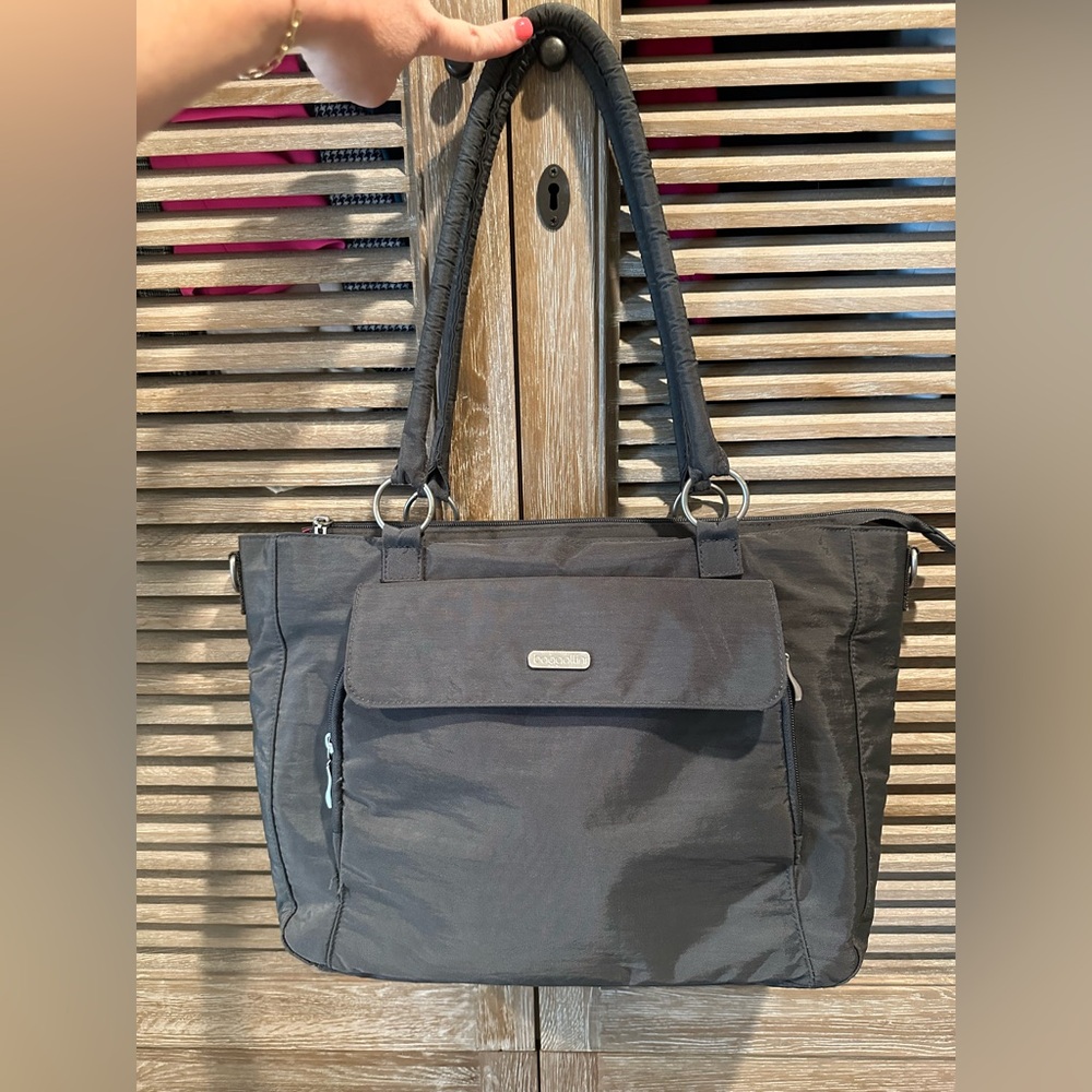 Baggallini largely travel tote
